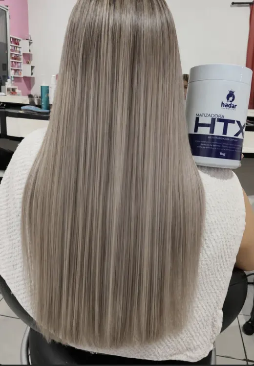 Cabelo loiro liso finalizado ao lado do pote de Matizadora HTX da Hadar