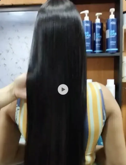 Cabelo preto longo e liso após progressiva, com produtos Hoka na prateleira
